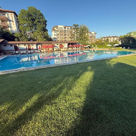 Elena Place アパート